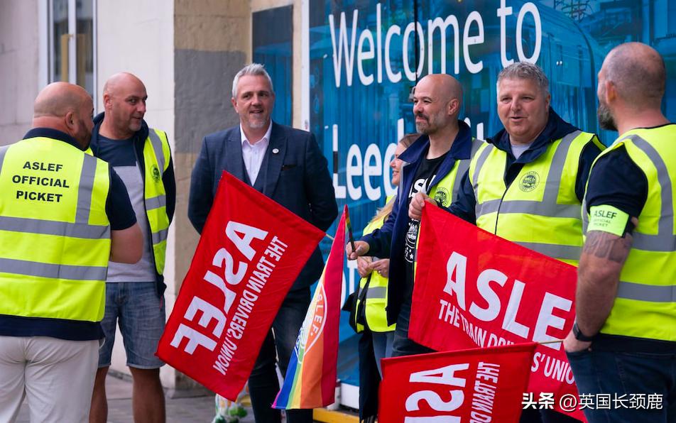 等待时间超14小时-官方叫停瞻仰队伍！威廉哈里为女王守夜