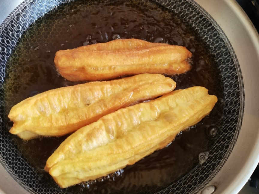 外面炸的油条为什么蓬松酥脆,炸油条怎么和面才能酥脆好吃