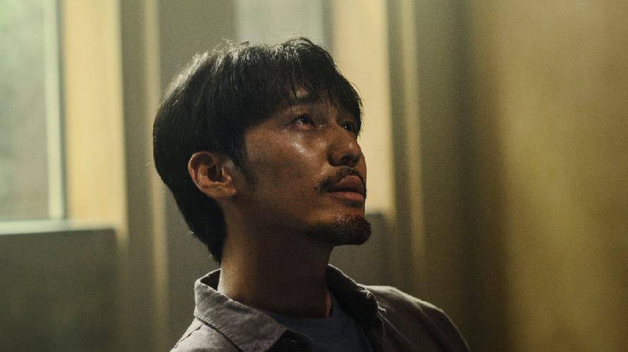 给2022年“进步最大的十位男演员”排个名：靳东第十，王骁第二