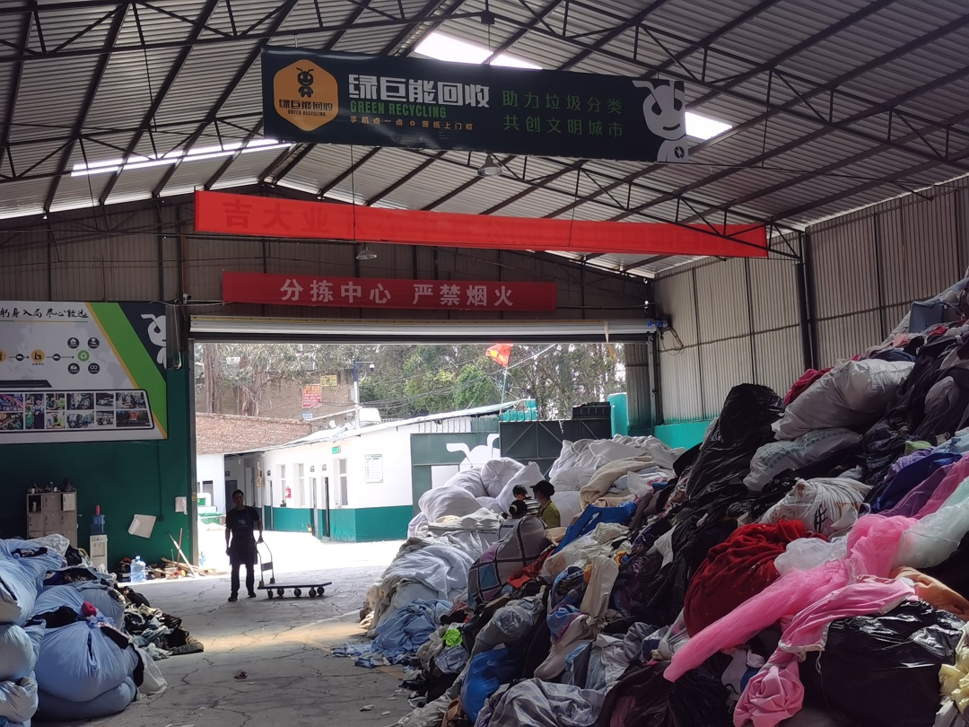 旧衣服回收捐赠是真的吗,旧衣服回收是生意还是慈善