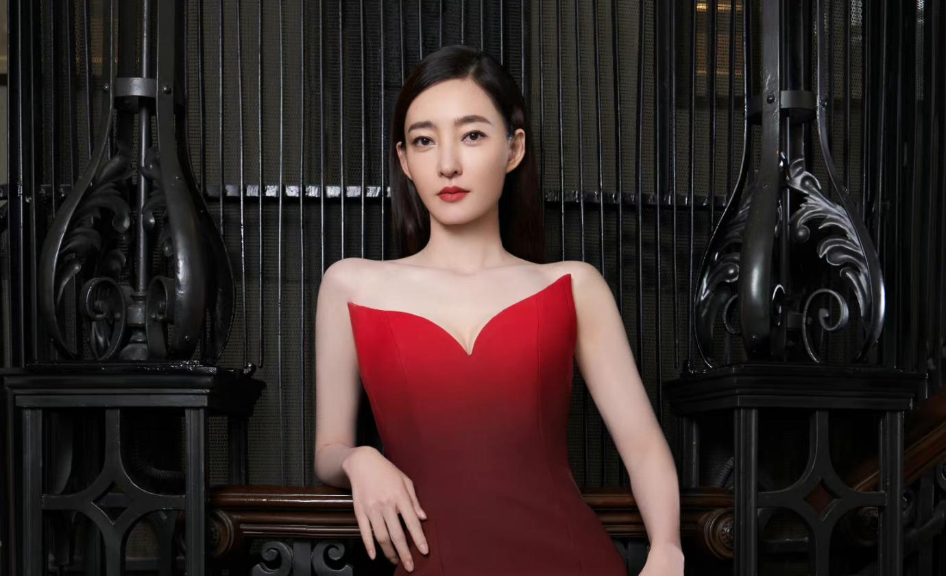 赵露思红毯一言难尽,赵露思倪妮红毯