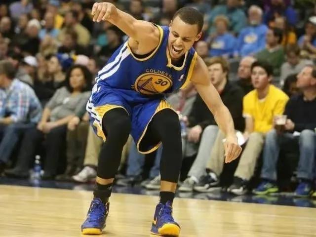 库里被低估纪录片多长,库里跌落神坛又重回巅峰的故事