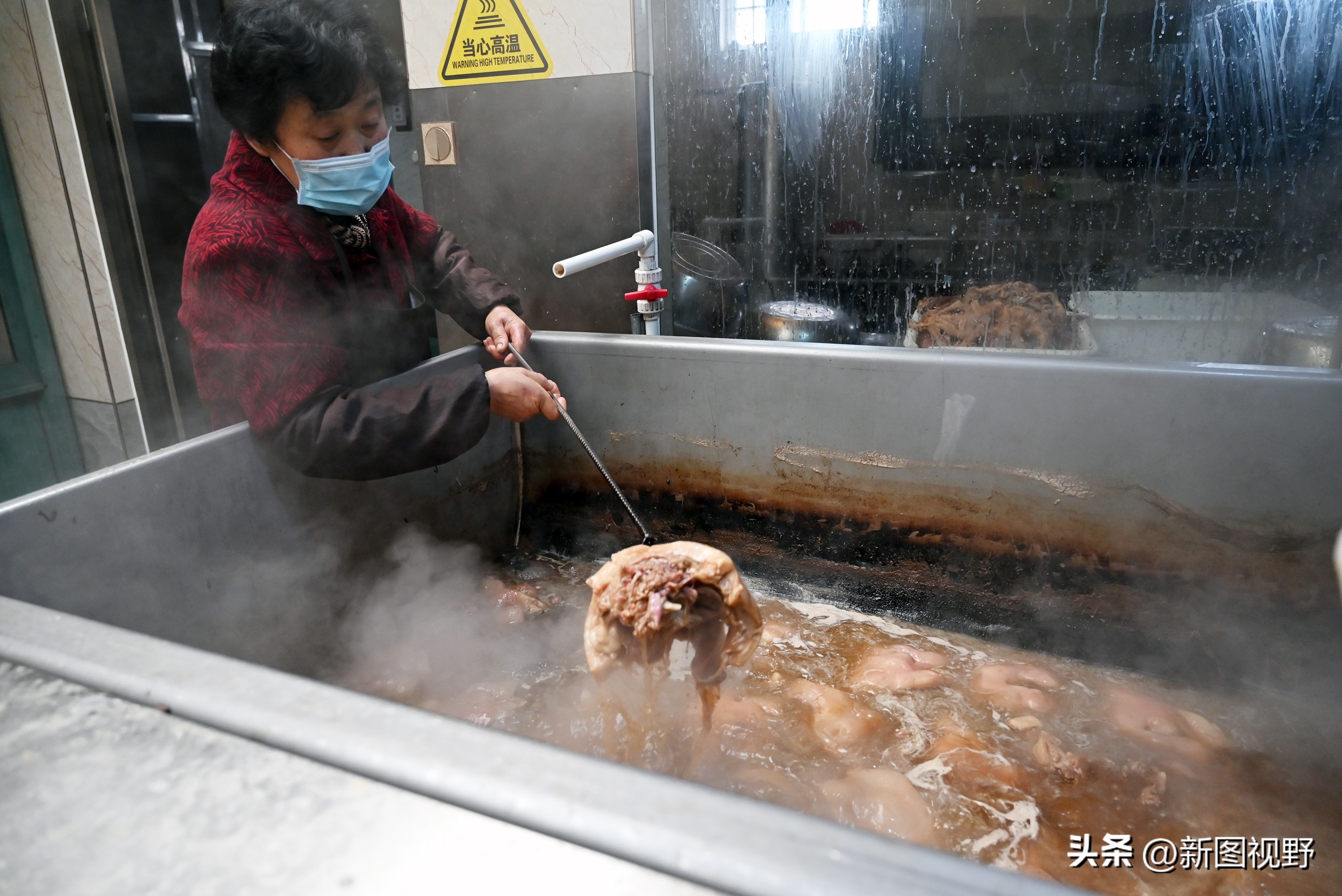 农村夫妻秘制“下酒菜”，4个月卖掉5000多个猪头，进账100多万元