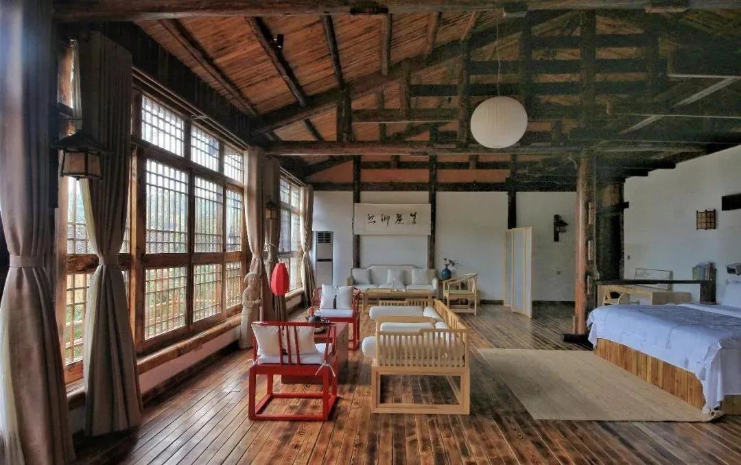 神仙眷侣辞掉高薪工作，爆改废弃山谷，悬崖高空造无边恒温泡池