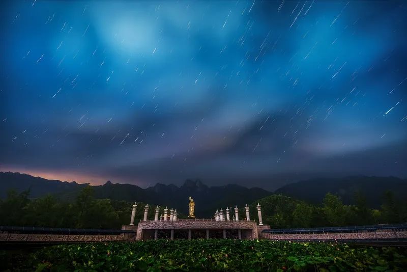 拍星星拍出来一连串亮点,拍点天空照