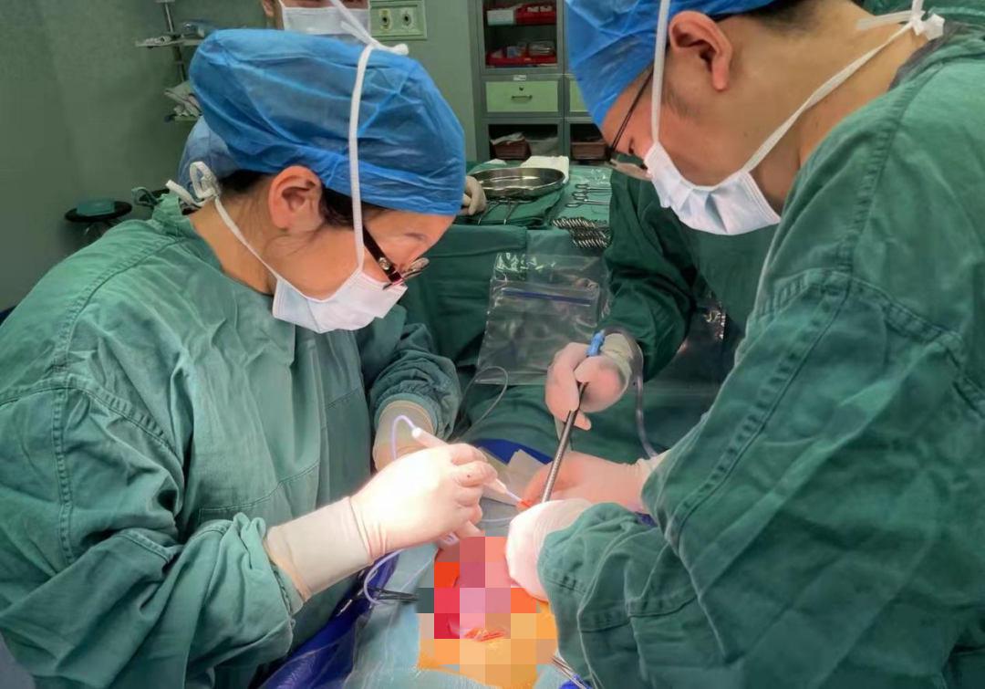 7斤2两！女子高挺肚子像孕妇，医生取出巨大肿瘤