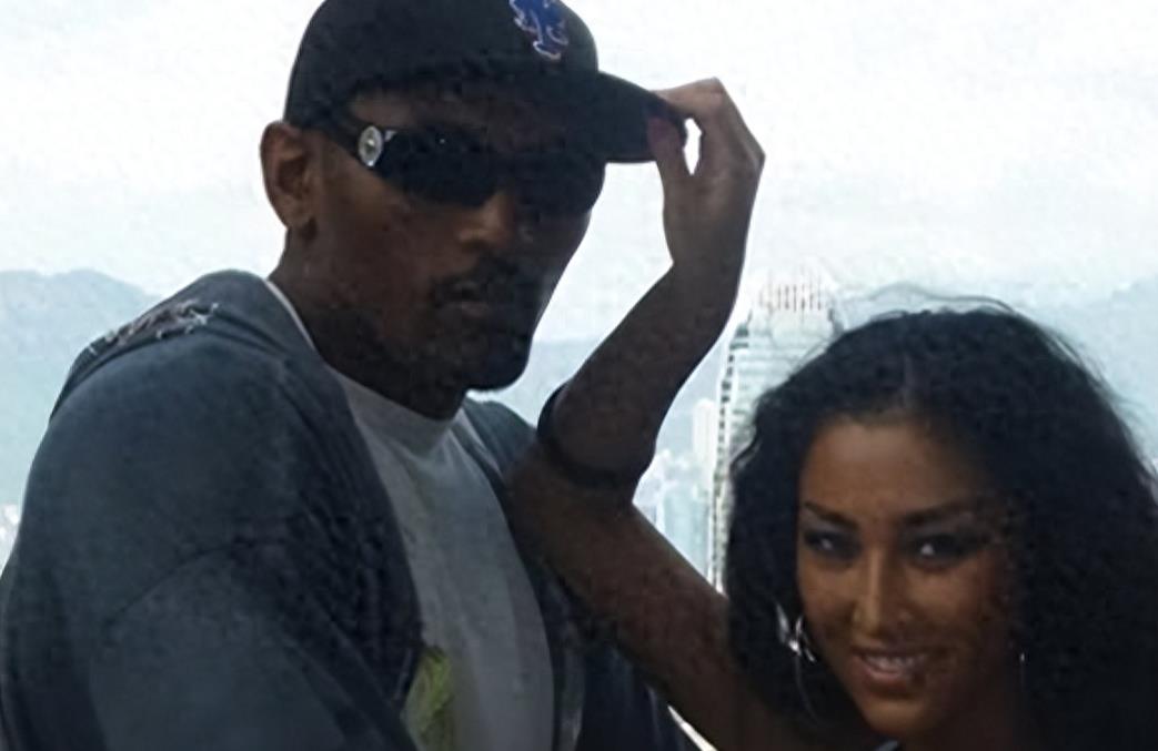 中国女歌手爱上外籍黑人，同居后被家暴至肛裂，如今40岁无人敢娶