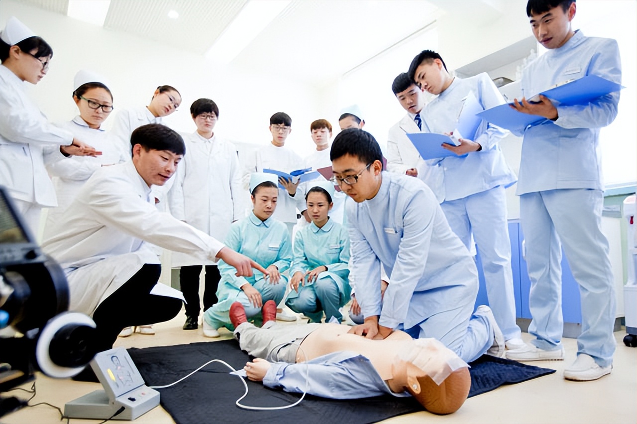 中南大学护理男生就业前景怎样,男生学医学护理专业是否好就业