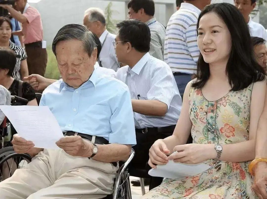 101岁杨振宁翁帆罕见露面,101岁的杨振宁与翁帆