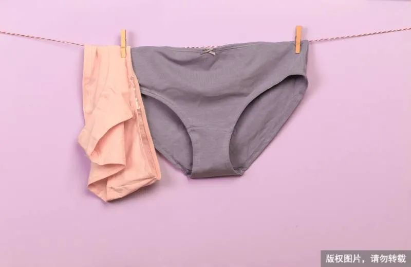 裤内有淡黄分泌物无异味,裤底有褐色分泌物