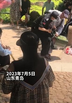 “你打吧，我是个老头子！”老人公园摆摊卖冰棍，遭保安*力暴**驱逐