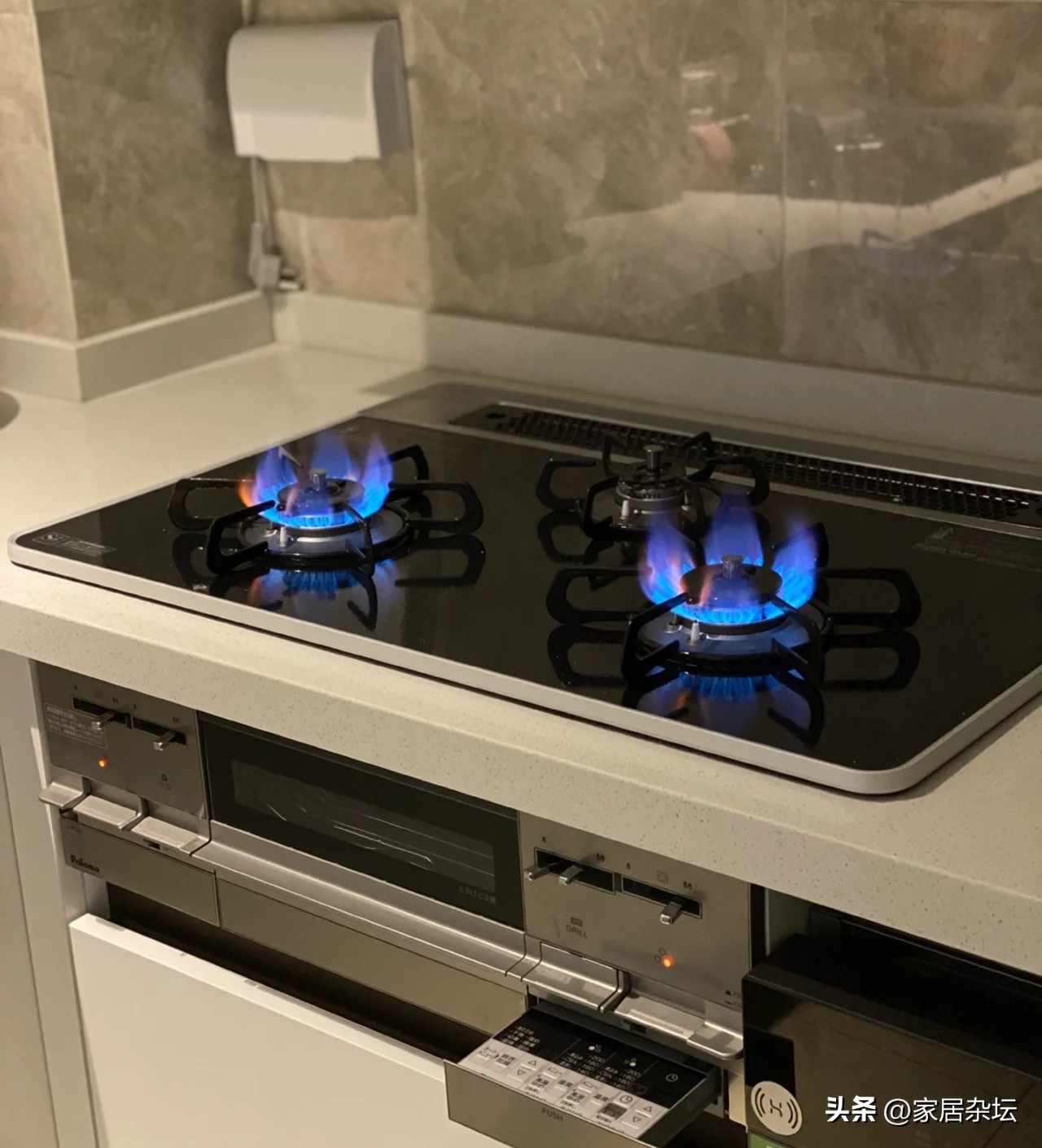 做饭时开油烟机是关窗还是开窗,抽油烟机开的时候需要开窗吗