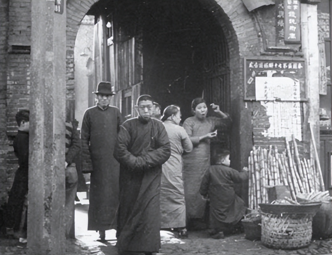 晚清*片鸦**危害:男子瘦骨嶙峋女子媚态百出,任人摆布!可悲可叹!