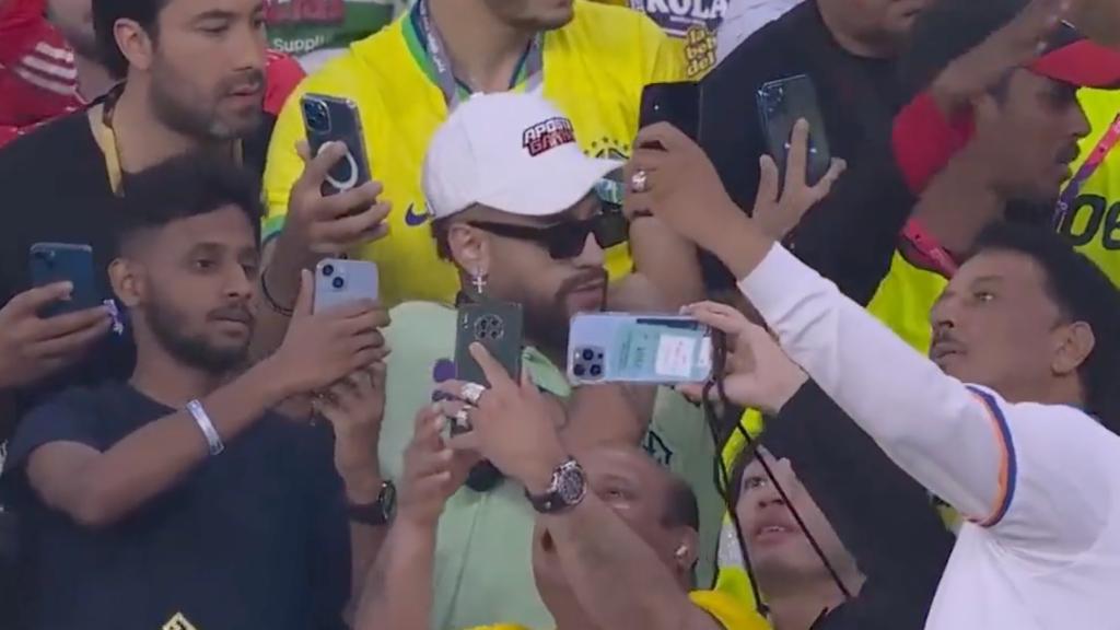 内马尔伪装成路人秀球技,假扮明星内马尔出街