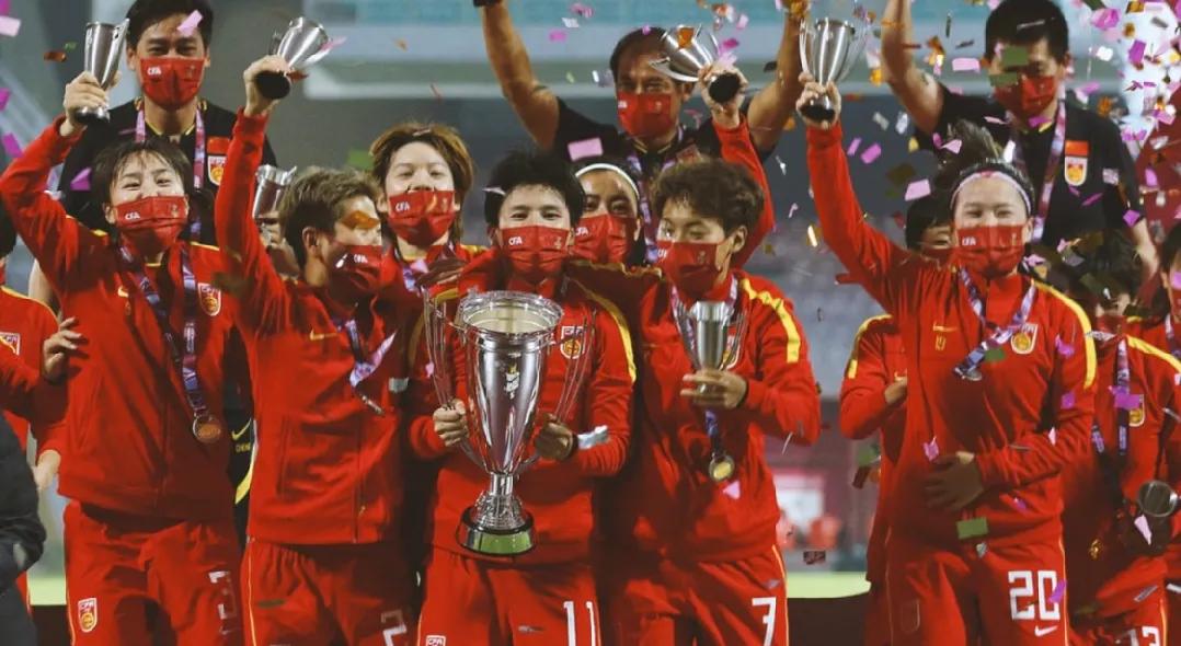 女足夺冠有多少人去做啦啦队,女足夺冠一群人庆祝