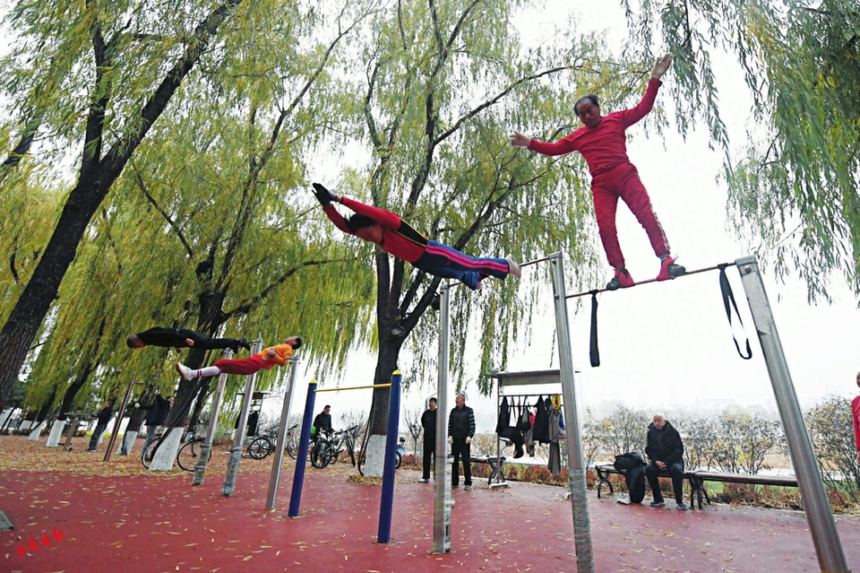 太原：“撸”杠花样多健身乐其中