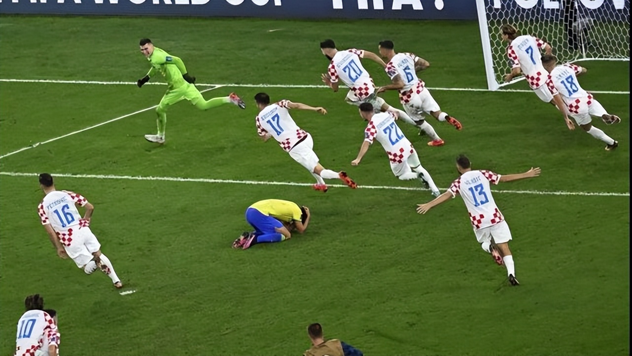 大小罗重逢观战阿根廷,大罗小罗看阿根廷比赛拥抱