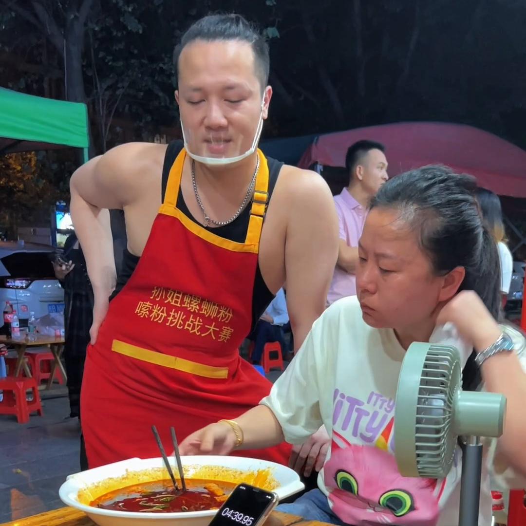 这是三碗一两和三两不同哦湖南美女居然也敢挑战？真是厉...