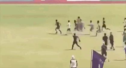 裁判不公全体球员反抗裁判被打,足球裁判判罚不满暴打裁判