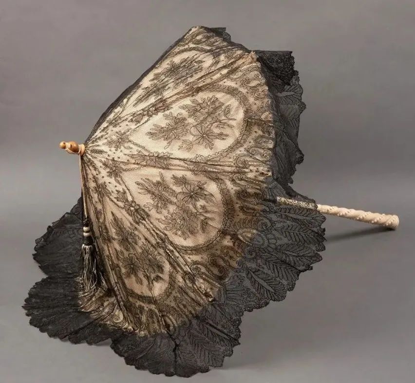 为什么欧洲人喜欢淋雨不撑伞,法国人下雨不打伞