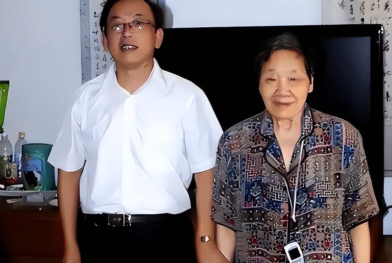 她是叶帅最后一任妻子,生下一双儿女,现年96岁,孙女是知名歌星