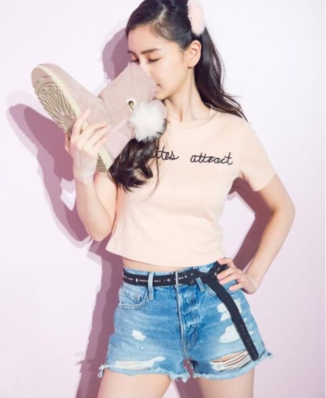 杨颖吊带牛仔裤穿搭,杨颖牛仔裤配什么衣服