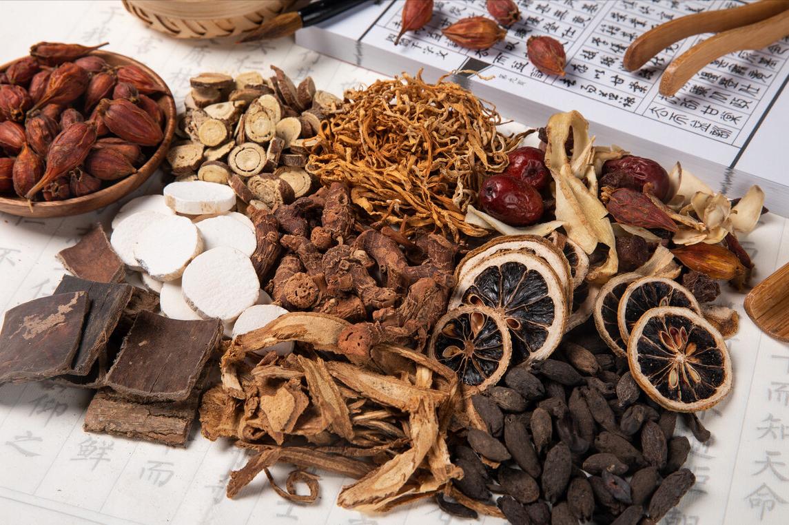 口苦口干小便黄舌苔厚什么湿热,尿黄口干舌燥口臭