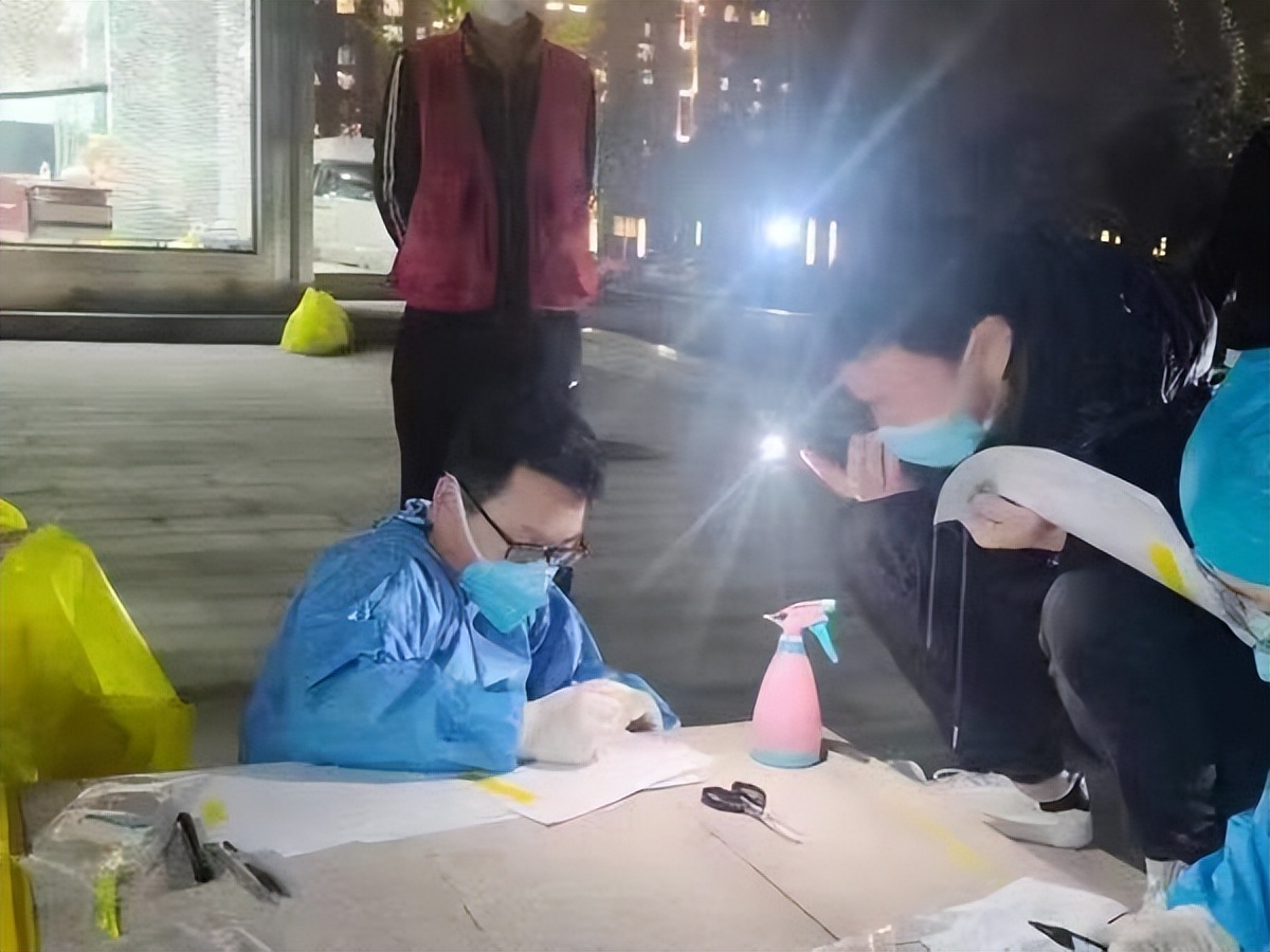 疫线先锋越是艰险越向前,战疫先锋越是艰险越向前