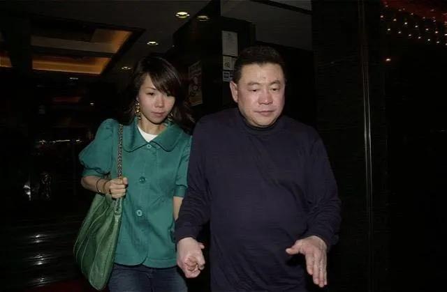 报应来了？抛弃李嘉欣、伤害关之琳后，刘銮雄快被吕丽君逼疯了