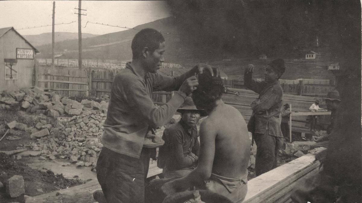 日军兽行照片:当着父亲的面玷污他女儿,临走还残忍割下妻子乳房