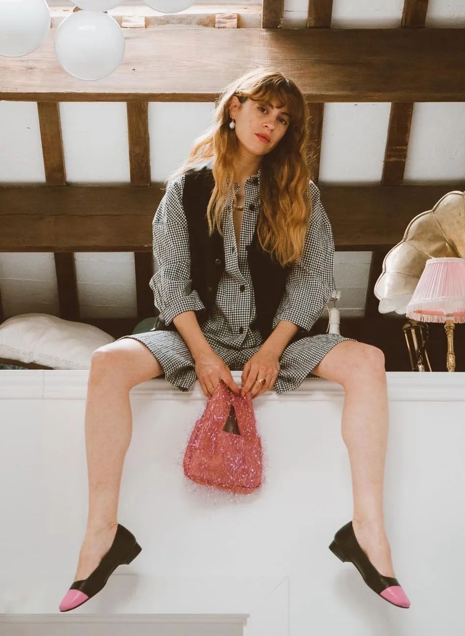 秋日马甲穿搭的n种,春天咖色格子针织马甲怎么搭配