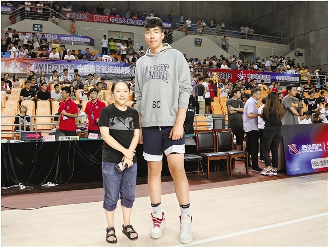 CBA最佳新秀余嘉豪，男篮最坚实的中锋，被称为姚明的接班人