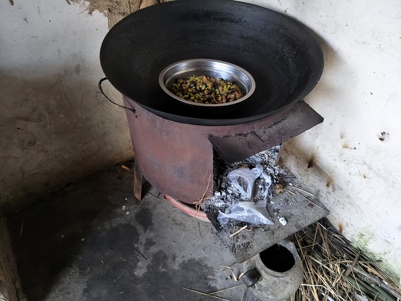 大叔没钱交电费，自建一台猛火炉，结果邻居看到后直接给两千！