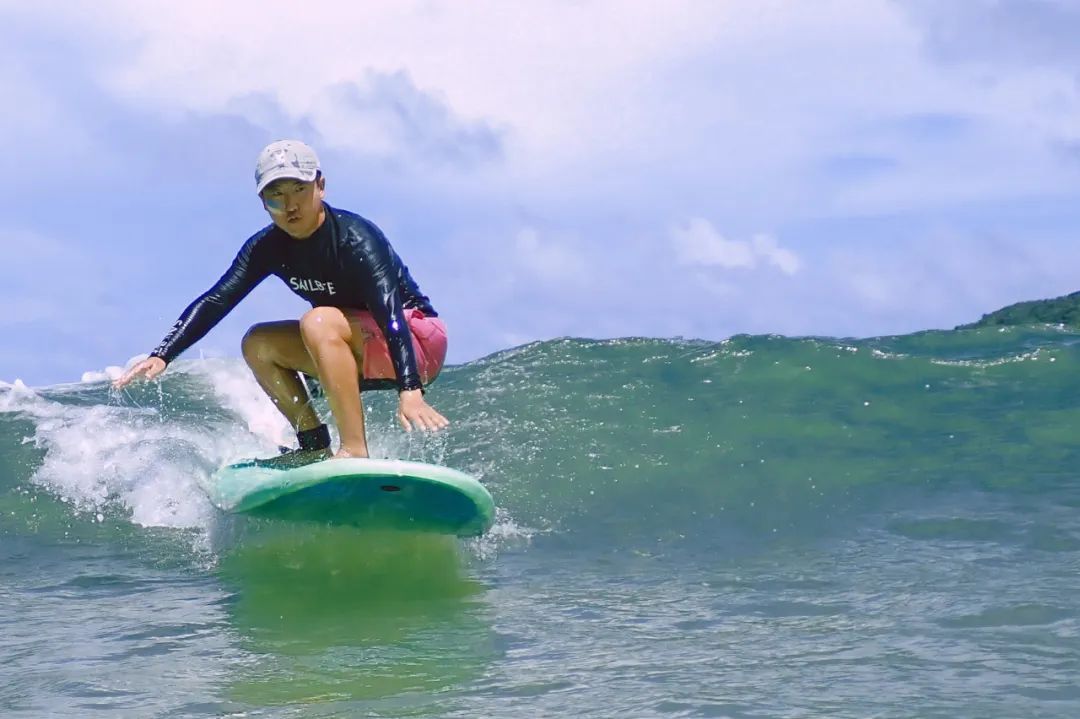 三亚滑水冲浪网红,三亚大批网红占据海滩