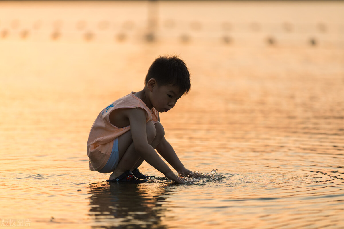 提醒孩子不要踩井盖,一定要告诉孩子井盖不能踩