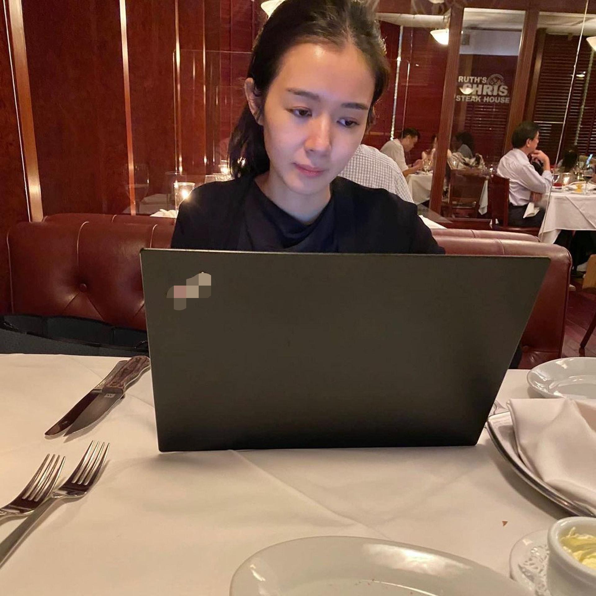 30岁港姐冠*转军**行当律师，素颜吃泡面显憔悴，曾工作到凌晨三点