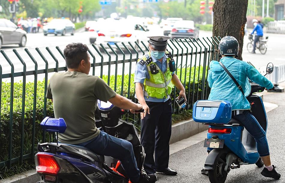 交警查扣摩托车在哪个位置,交警入户查扣电动车