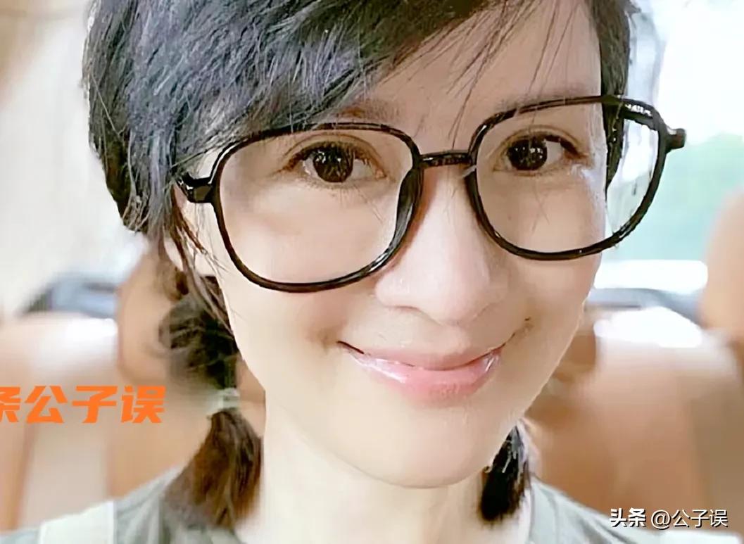 一张和冯小刚的“夜宿门”照片,彻底撕下了沈星的遮羞布