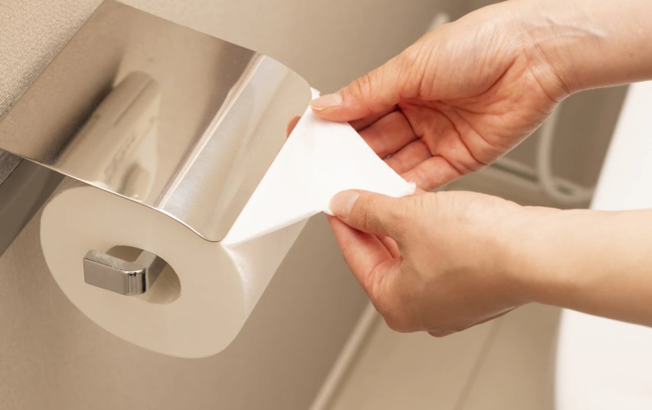 日本上完厕所的纸能丢进马桶吗,日本厕纸应该冲走还是放纸篓