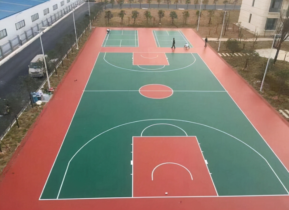 学校篮球场地面用什么材料,学校篮球场是什么场地