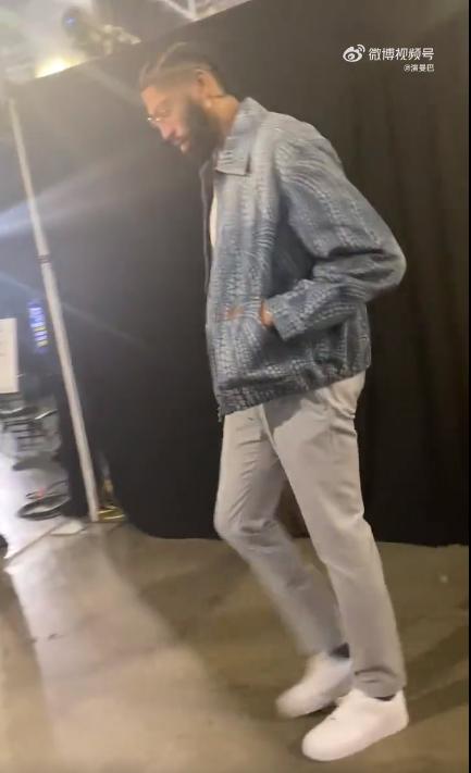 浓眉被卢尼犯规,卢尼肘击浓眉会被追加停赛吗