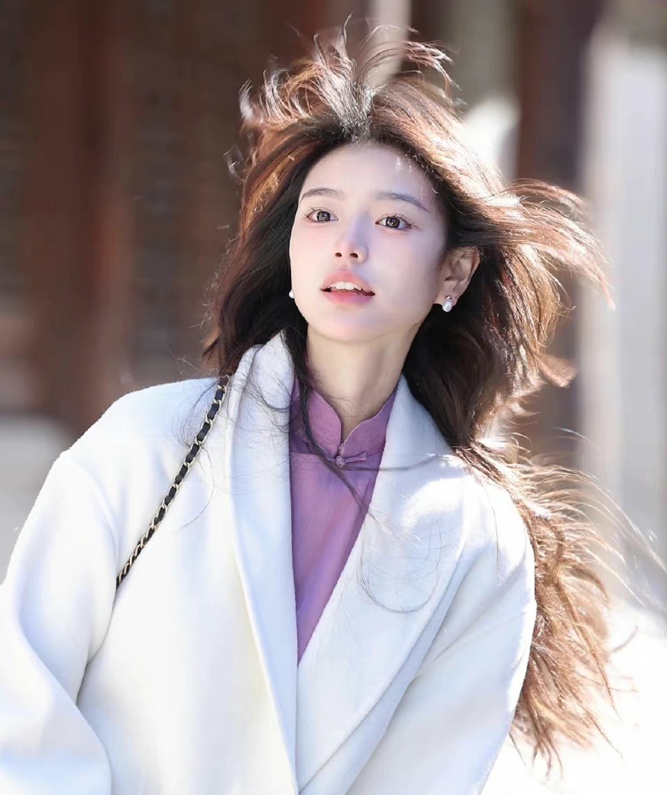 这是我见过最好看的“方脸美女”，甜美又贵气，很像归国的小公主