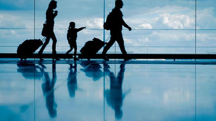 排队出国的队伍人山人海引发热议,出国的人山人海