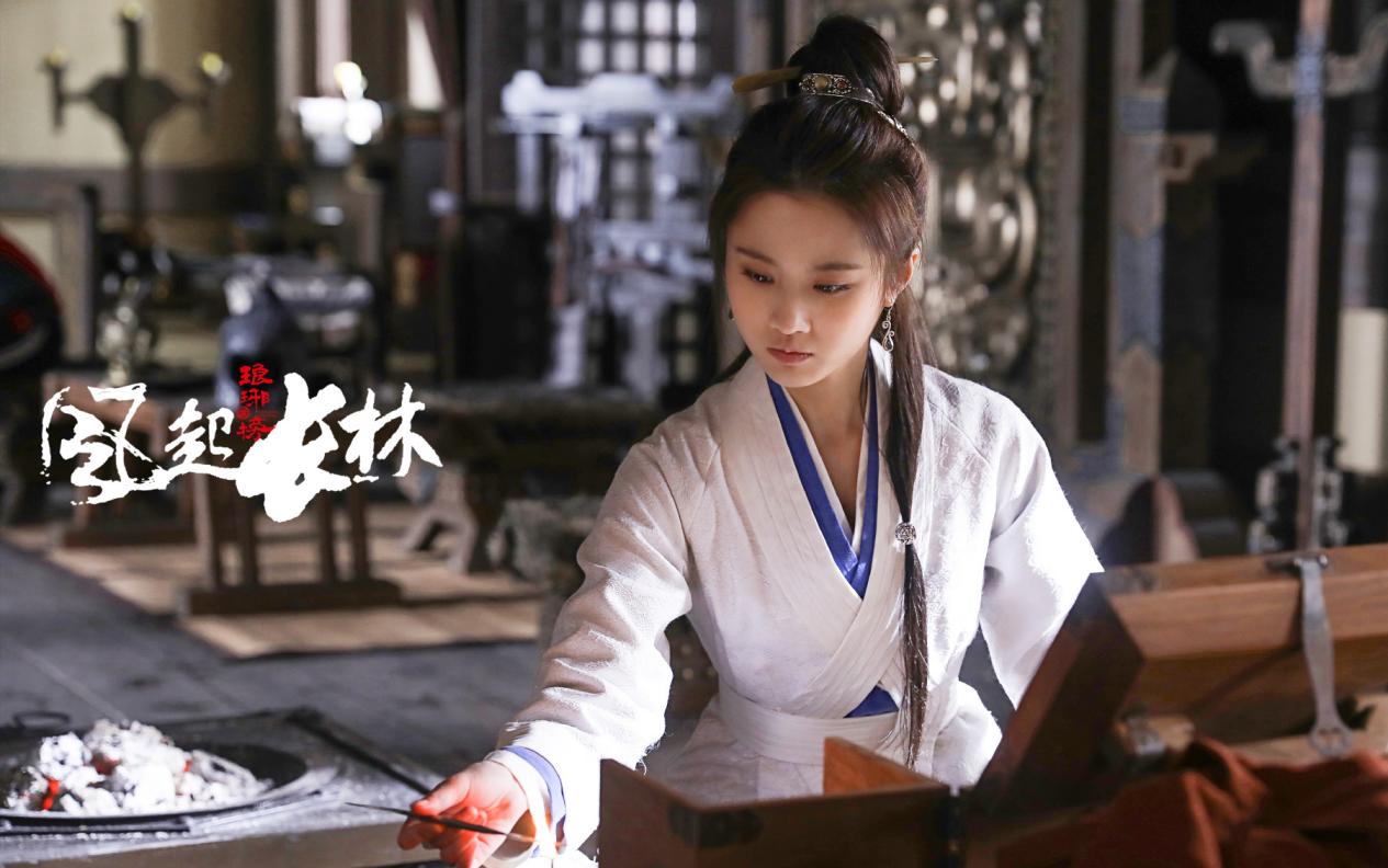 90后谋女郎恋上富二代，曾与唐嫣老公玩暧昧，给杰森斯坦森送*裤内**