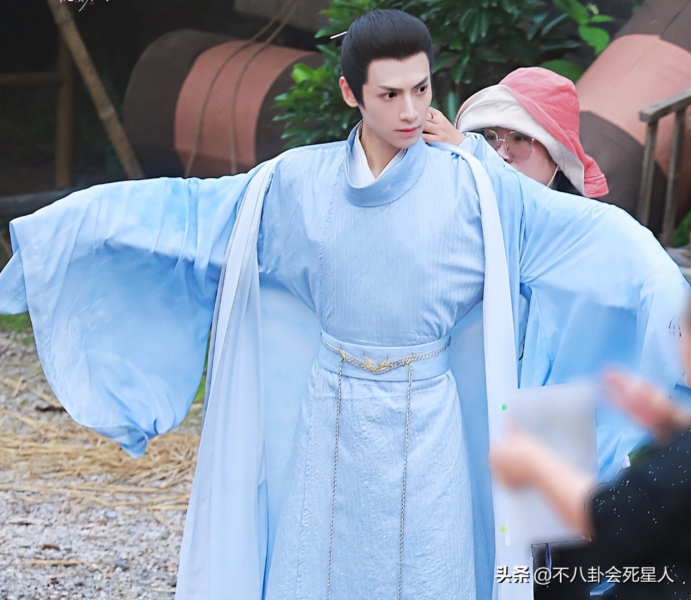 长腿、细腰、翘臀，女星拼命想要的身材，咋就长在了这些男星身上