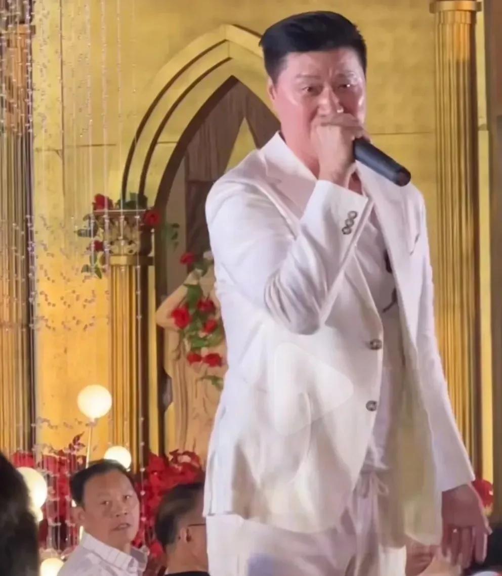 范冰冰和爸爸同台献唱,范冰冰爸爸参加婚礼照片