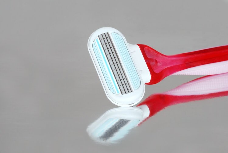 身上的毛毛大片脱落正常吗,洗澡后腿部掉皮屑是怎么回事