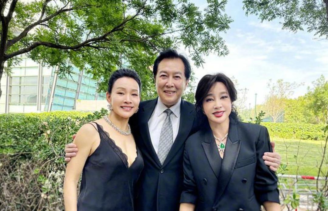 刘晓庆浓妆艳抹扮嫩失败,67岁刘晓庆近照曝光面容苍老