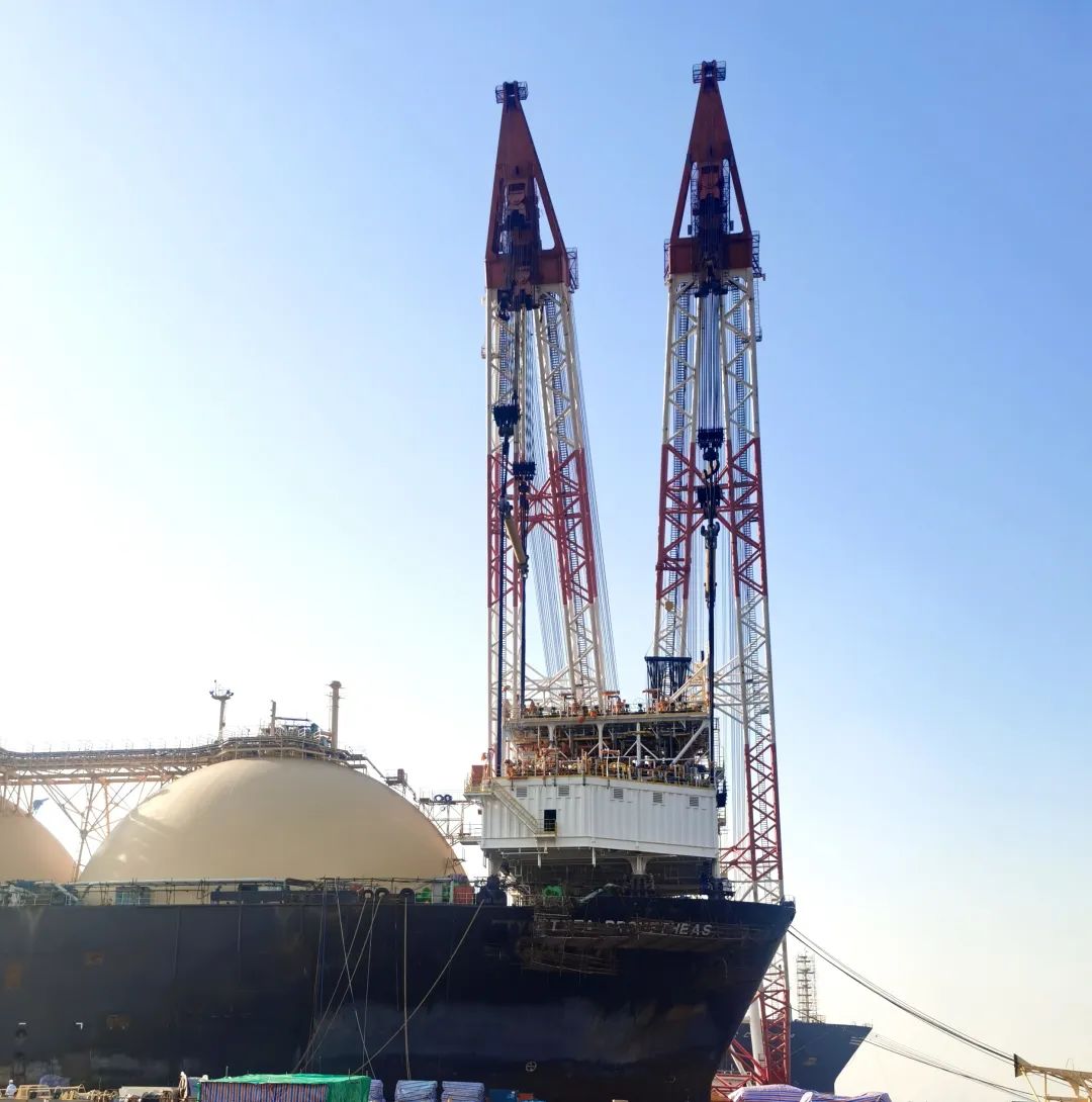 1300吨模块吊装！“格里亚”轮再气化模块“安家落户”！