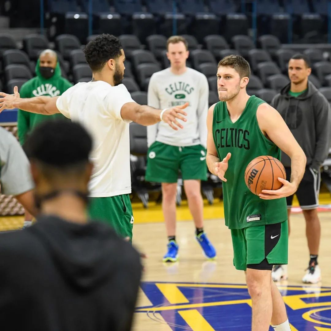 夏联励志一幕!从外卖员到NBA关键先生!努力的人永远不会被辜负